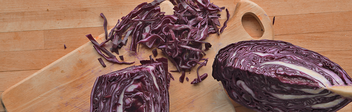 Rotkohl auf einen Holzbrett, Vorbereitung zu einer Rotkohl-Quiche
