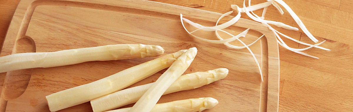 Spargel auf einen Holzbrett