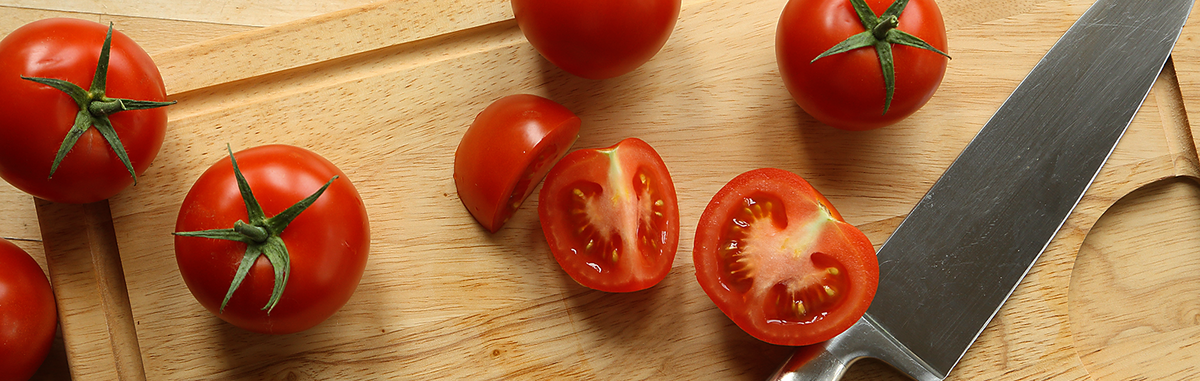 Tomaten auf einen Holzbrett mit Messer