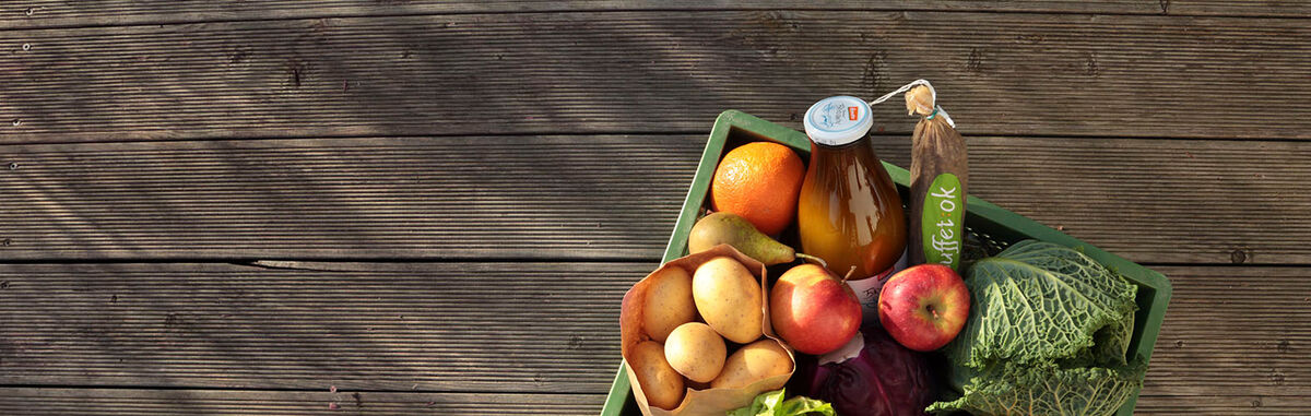 Buffet:ok - Wochenkiste mit Milch, Gemüse und Obst auf Holzterrasse