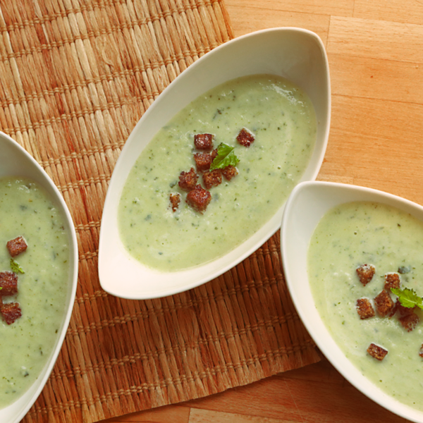 Kohlrabicremesuppe mit Vollkorncroutons auf einen Holztisch