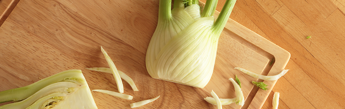 Fenchel auf einen Holzbrett
