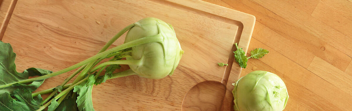 Kohlrabi mit Blättern auf einen Holzbrett