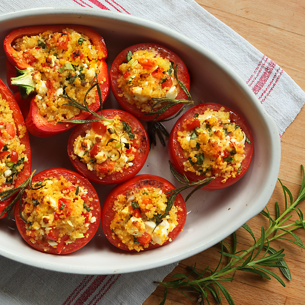 Gebackene Tomaten mit Feta und Couscous in einer Auflaufform