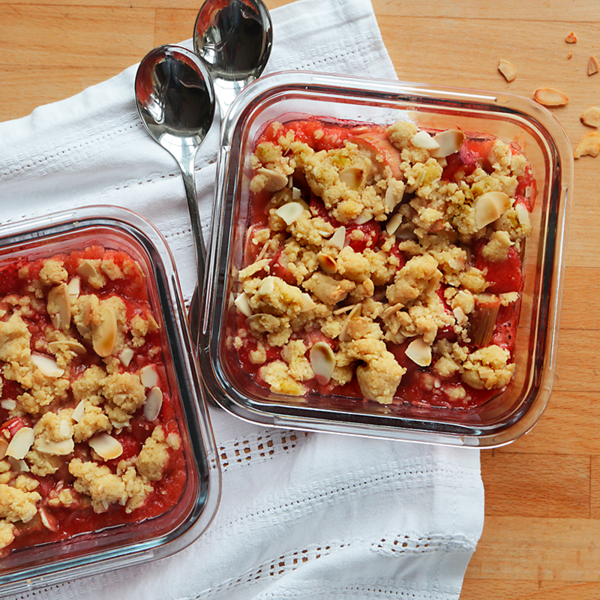 Zwei kleine Auflaufformen mit Rhabarber-Erdbeer-Crumble