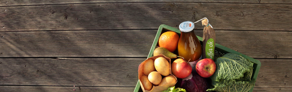 Buffet:ok - Wochenkiste mit Milch, Gemüse und Obst auf Holzterrasse