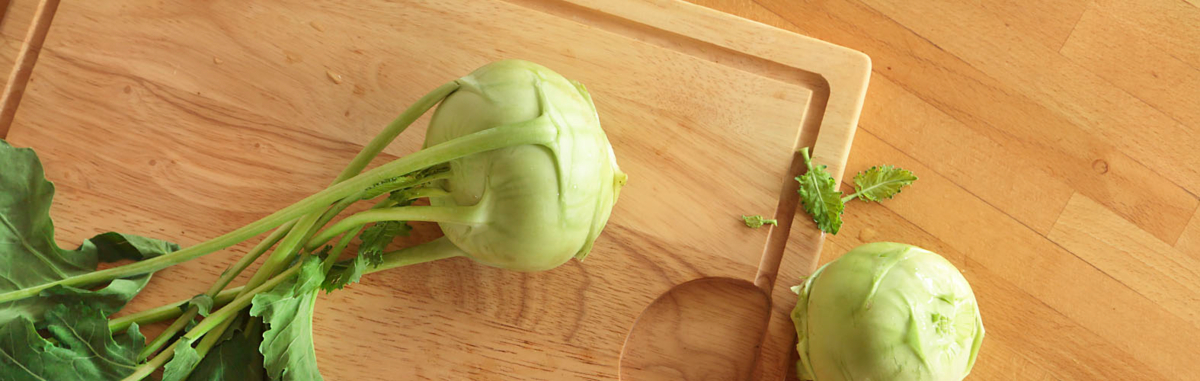Kohlrabi mit Blättern auf einen Holzbrett