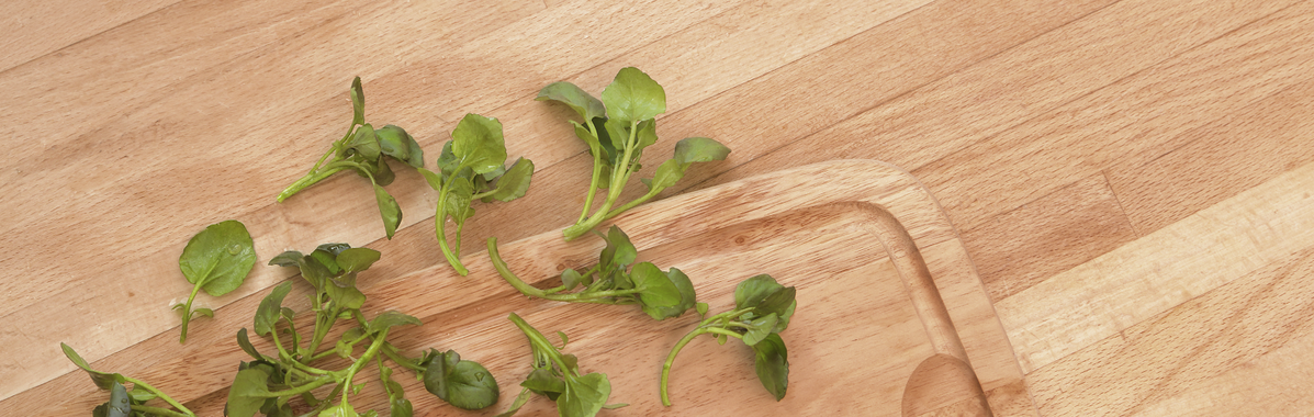 Frische Brunnenkresse auf einen Holzbrett