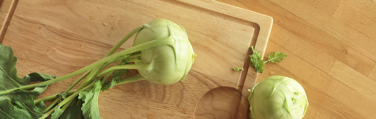 Kohlrabi mit Blättern auf einen Holzbrett