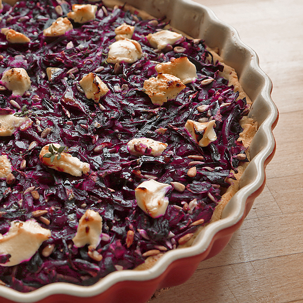 Rotkohl-Quiche in einer Quiche-Form auf Holz