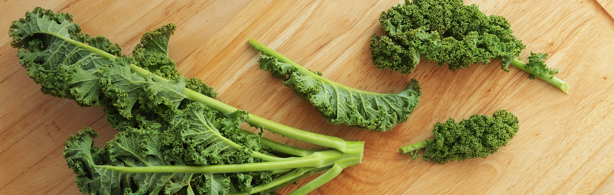 Grünkohl auf einem Holzbrett