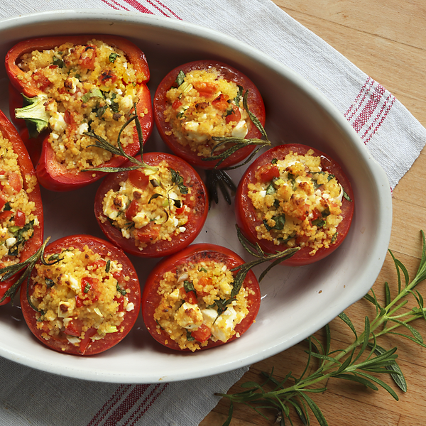 Gebackene Tomaten mit Feta und Couscous in einer Auflaufform