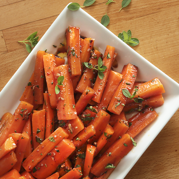 Marinierte Möhren auf einem Teller