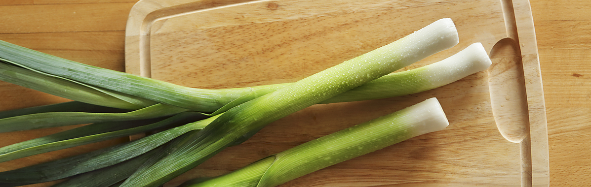 Lauch auf Holzbrett