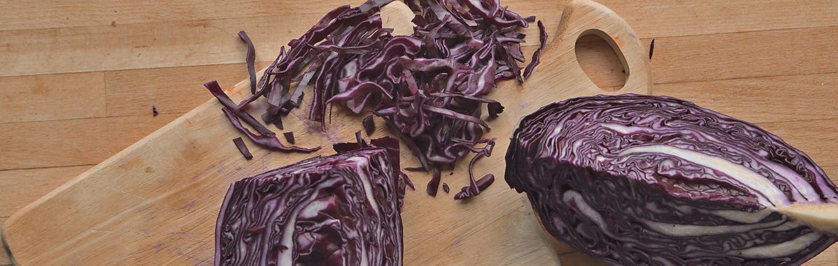 Rotkohl auf einen Holzbrett, Vorbereitung zu einer Rotkohl-Quiche