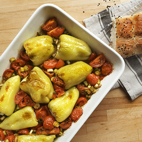 Shakshuka in einer Pfanne und Kochlöffel