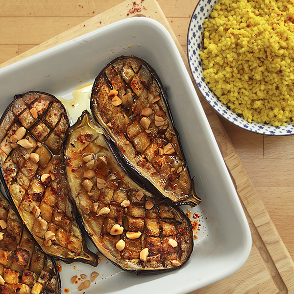 Gebackene Auberginen mit Gold-Hirse und Nüssen