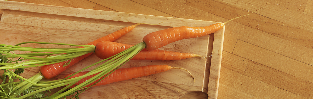 Möhren für marinierte Möhren auf Holzbrett