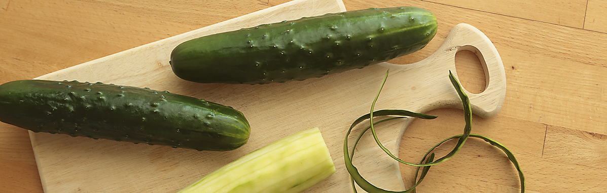 Landgurken aus den Bio-Anbau auf einem Brett