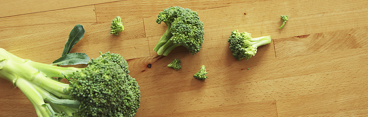 Brokkoli auf Holzbrett