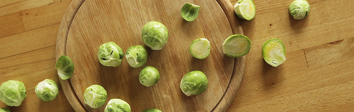 Äpfel auf einem Holzbrett