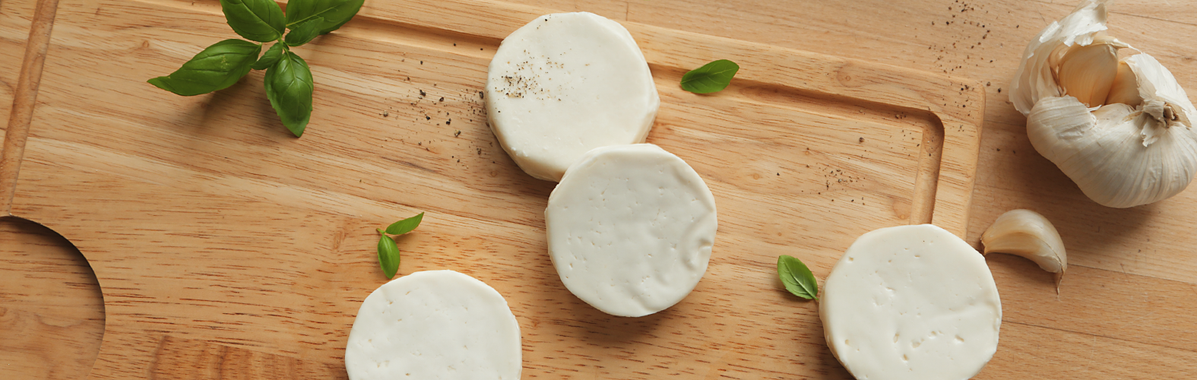 Tomaten auf einen Holzbrett mit Messer 