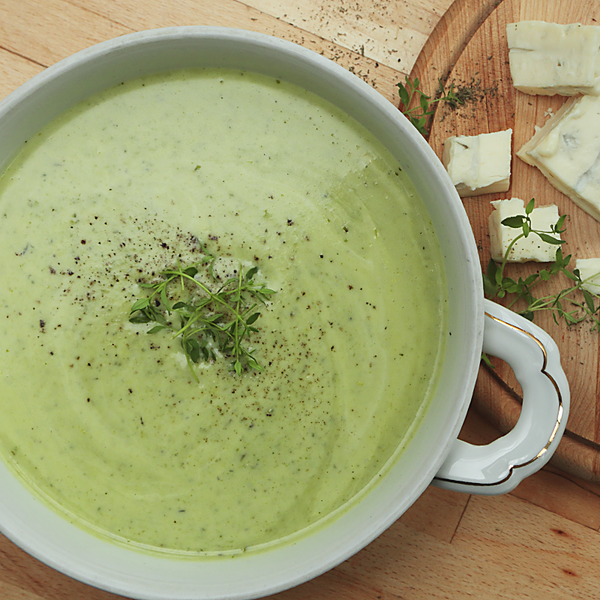 Brokkolisuppe mit Gorgonzola in einer Terrine