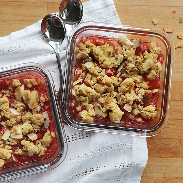 Zwei kleine Auflaufformen mit Rhabarber-Erdbeer-Crumble
