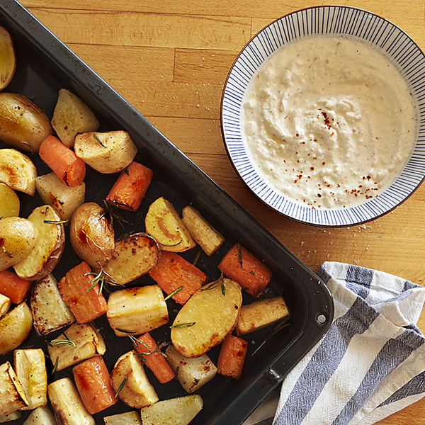 Ofengemüse mit Fetacreme auf einen Holztisch