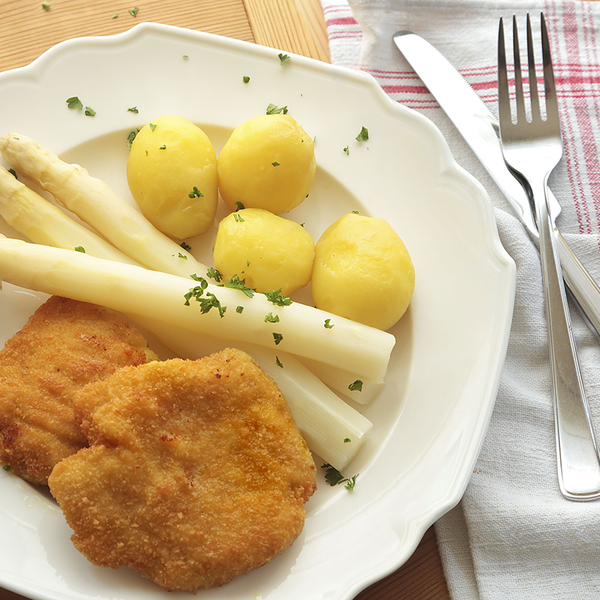 Spargel mit Putenschnitzel und Kartoffeln auf einen Teller