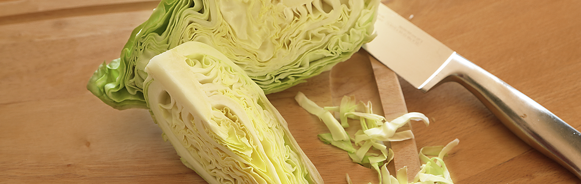 Spitzkohl geschnitten auf einen Holzbrett