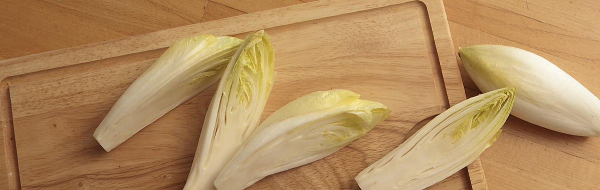 Chicorée auf Holzbrett