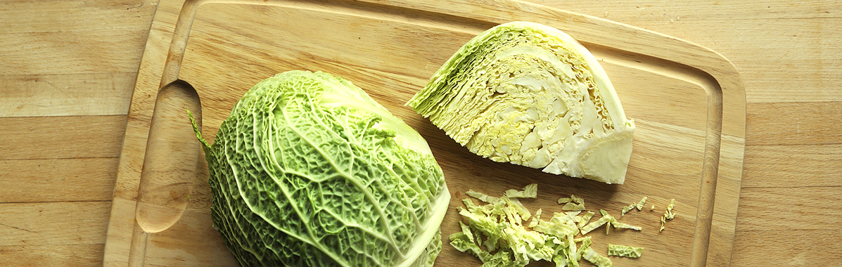 Grünkohl auf einem Holzbrett
