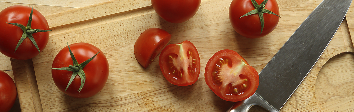 Tomaten auf einen Holzbrett mit Messer 