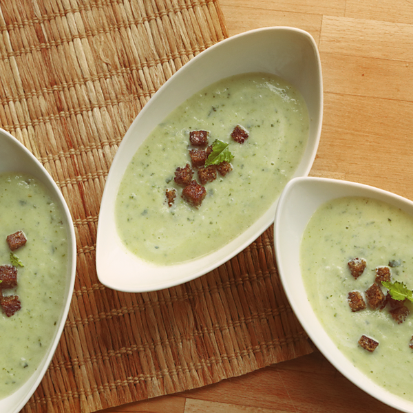 Kohlrabicremesuppe mit Vollkorncroutons auf einen Holztisch