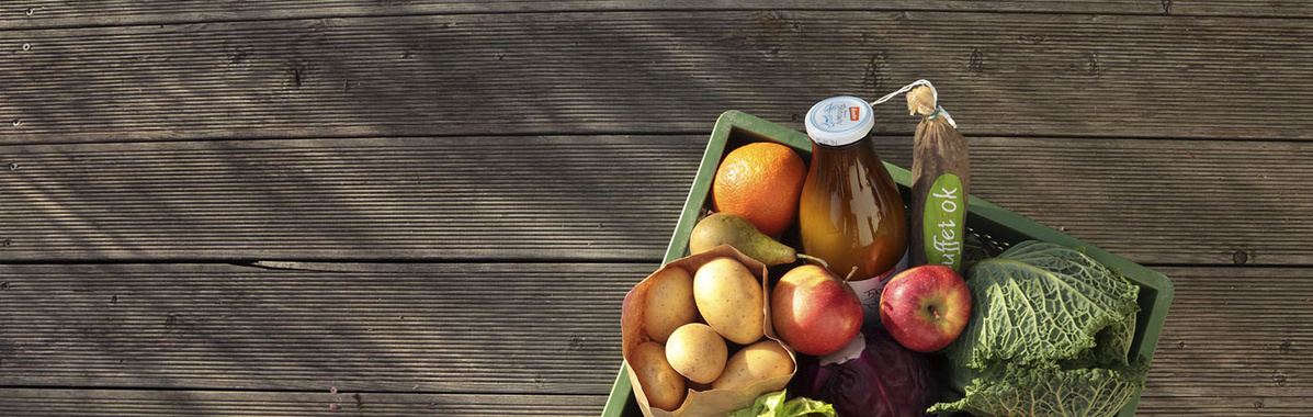 Buffet:ok - Wochenkiste mit Milch, Gemüse und Obst auf Holzterrasse
