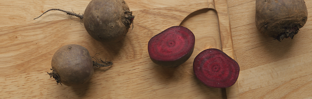 Rote Bete, auch aufgeschnitten, auf Holz