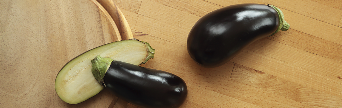 Aufgeschnittene Auberginen auf Holzbrett