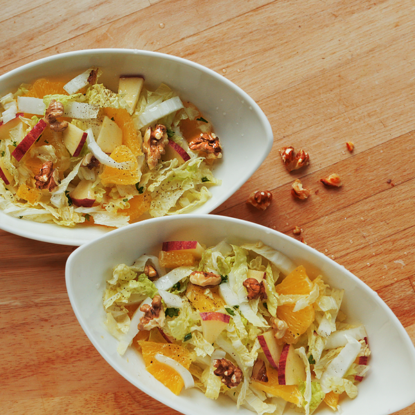 Chinakohl-Salat angerichtet auf einem Holztisch