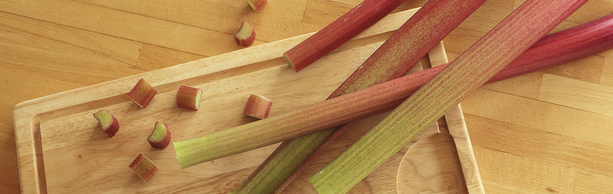 Rhabarber zum Teil geschnitten auf einen Holzbrett
