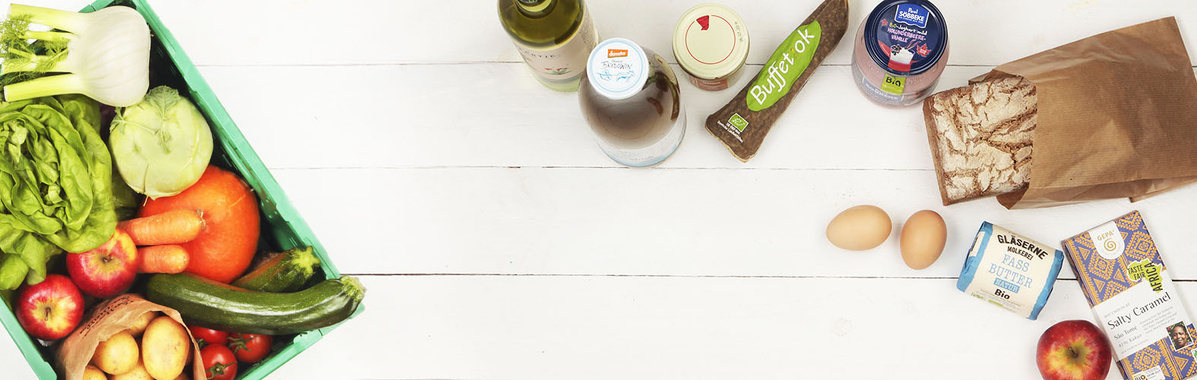 Lebensmittel in Bio-Qualität mit Eiern, Milch, Brot, Gemüse und Obst