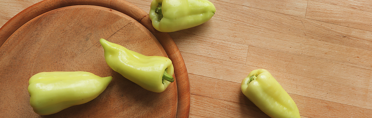 Paprika auf einer Holzplatte