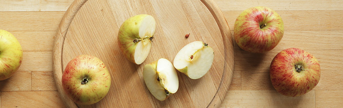 Äpfel auf einem Holzbrett