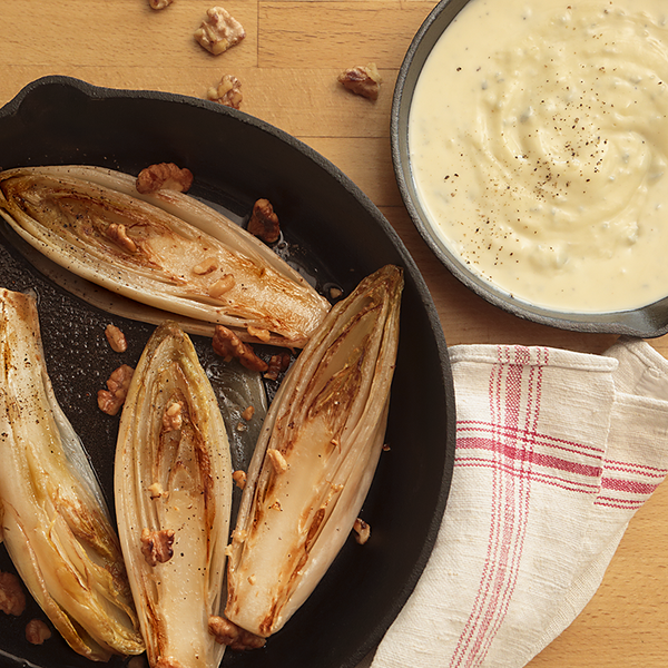 Chicorèe mit Walnüssen und Gorgonzolasoße